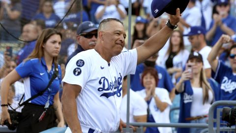 El manager Dave Roberts celebra con sus Dodgers una temporada extraordinaria.