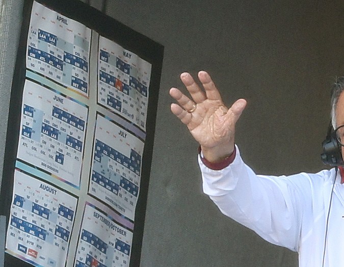 El cronista Jaime Jarrín con los colores del equipo Liga de Quito. /Foto: Harry How/Getty Images
