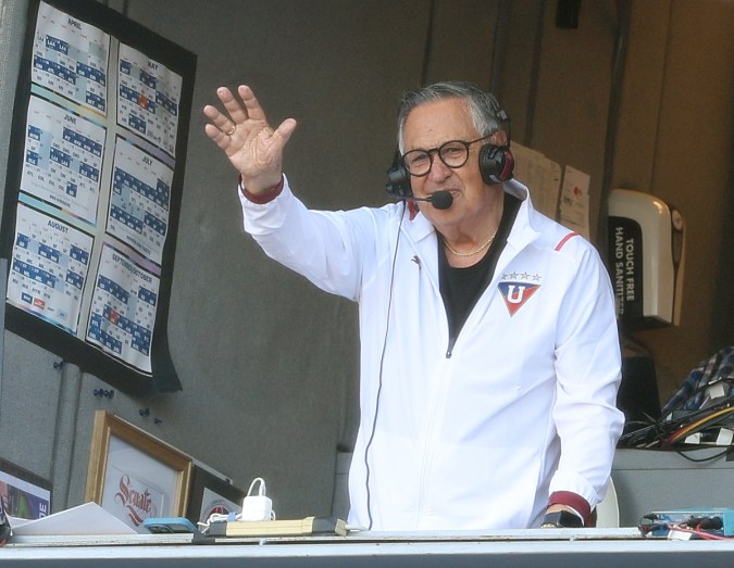 El cronista Jaime Jarrín con los colores del equipo Liga de Quito. /Foto: Harry How/Getty Images