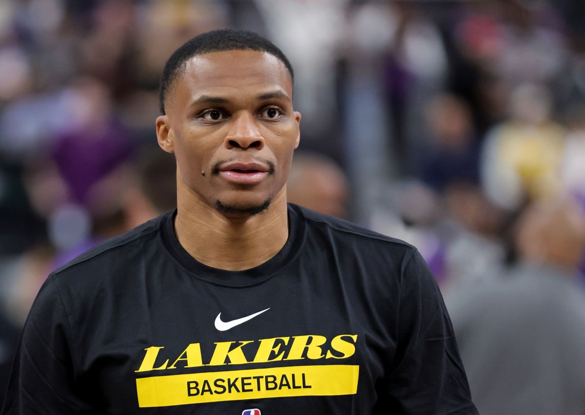 Russell Westbrook calentando en un partido de pretemporada entre Lakers y Phoenix Suns. 