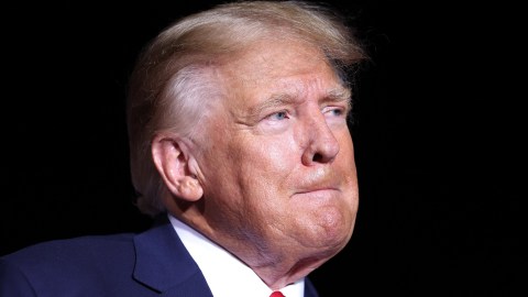Los abogados de Trump hallaron documentos confidenciales cerca de su mansión de Mar-a-Lago.