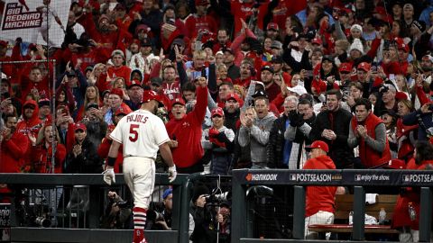 Albert Pujols sale del juego en el octavo inning tras batear su último hit en las Ligas Mayores.