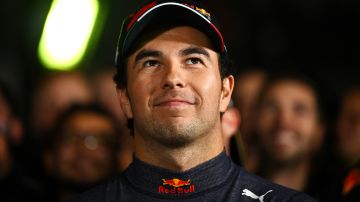 El piloto mexicano Sergio Checo Pérez en el podio del Gran Premio de Japón de F1 en 2022.