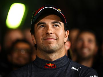 El piloto mexicano Sergio Checo Pérez en el podio del Gran Premio de Japón de F1 en 2022.