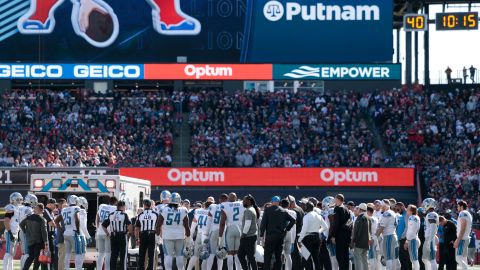 Jugadores de los Lions rodean a Saivion Smith, momentos antes de que se lo llevara la ambulancia.