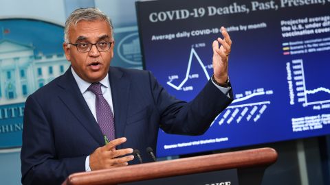 El Coordinador de Respuesta COVID-19 de la Casa Blanca Dr. Ashish Jha durante una conferencia sobre los casos y las muertes en EE.UU.