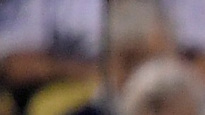 Julio Urías lanza durante el tercer inning del primer juego de la Serie Divisional contra los Padres.