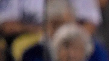 Julio Urías lanza durante el tercer inning del primer juego de la Serie Divisional contra los Padres.