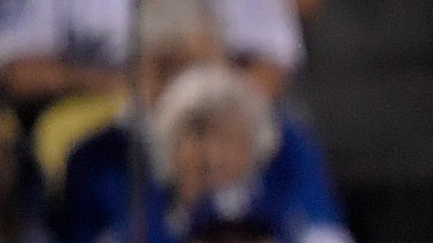 Julio Urías lanza durante el tercer inning del primer juego de la Serie Divisional contra los Padres.