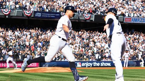 Giancarlo Stanton después de conectar jonrón en el segundo juego de la Serie Divisional ante los Guardianes de Cleveland en la MLB.