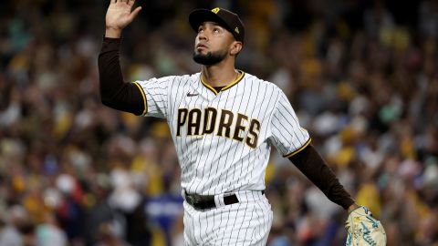 El lanzador Robert Suárez celebrando un ponche durante la seire ante Los Angeles Dodgers.