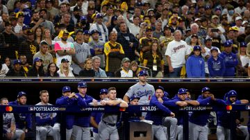 Jugadores de los Dodgers preocupados durante el juego del viernes en San Diego.