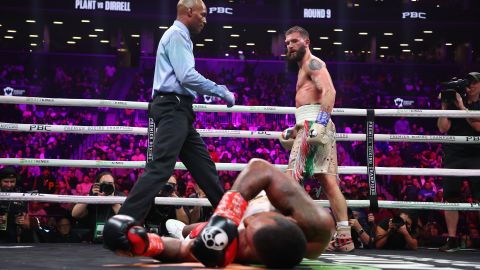 El boxeador Caleb Plant tras noquear a Anthony Dirrel en el Barclays Center de Nueva York.