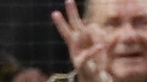 El bateador Mookie Betts se retira al dugout tras recibir un ponche en la novena entrada ante los Padres de San Diego.