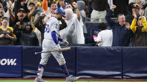 El bateador Mookie Betts se retira al dugout tras recibir un ponche en la novena entrada ante los Padres de San Diego.