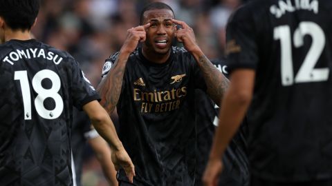 El defensor Gabriel Magalhaes durante el partido entre Arsenal y Leeds United en la Premier League.