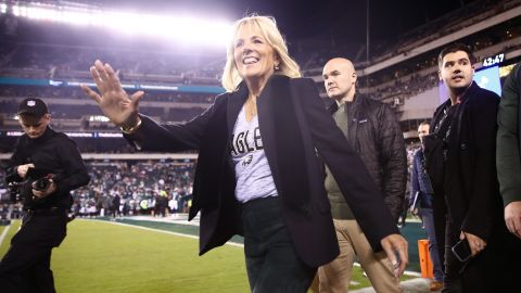 La primera dama de EE. UU., Jill Biden durante el partido entre Philadelphia Eagles y Dallas Cowboys en la NFL.