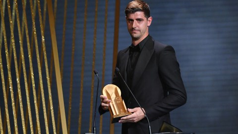 El portero del Real Madrid, Thibaut Courtois recibiendo el premio a mejor portero por parte de la revista France Football.