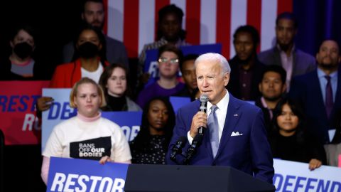 Biden destacó prohibiciones a la salud reproductiva de las mujeres y prometió codificar el acceso al aborto.