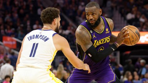 LeBron James durante el partido de estreno de la NBA ante Golden State Warriors.