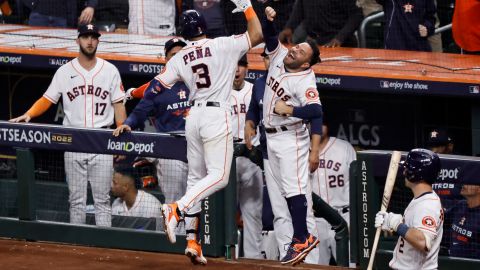 Yeremy Peña celebrando con José Altuve durante un partido ante New York Yankees en la postemporada.