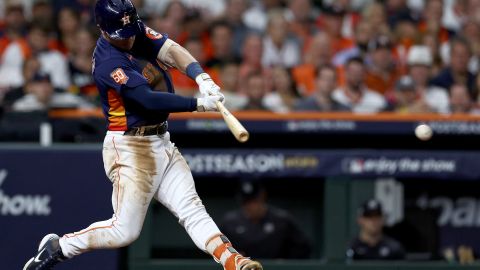 El tercera base de los Astros de Houston, Alex Bregman conectando el cuadrangular ante los Yankees de Nueva York en el segundo juego de la serie de Playoffs.