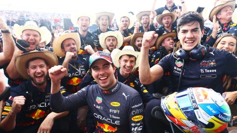 El piloto mexicano Sergio 'Checho' Pérez en la celebración de la escudería Red Bull por la victoria de Marx Verstappen en Estados Unidos.