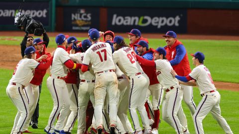 Los Phillies de Philadelphia celebreando la victoria ante San Diego Padres y su clasificiación a la Serie Mundial de la MLB.