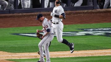 El lanzador Ryan Pressly de los Astros de Houston celebra el out final de Aaron Judge de los Yankees de Nueva York en el cuarto juego de la Serie de Campeonato de la Liga Americana.