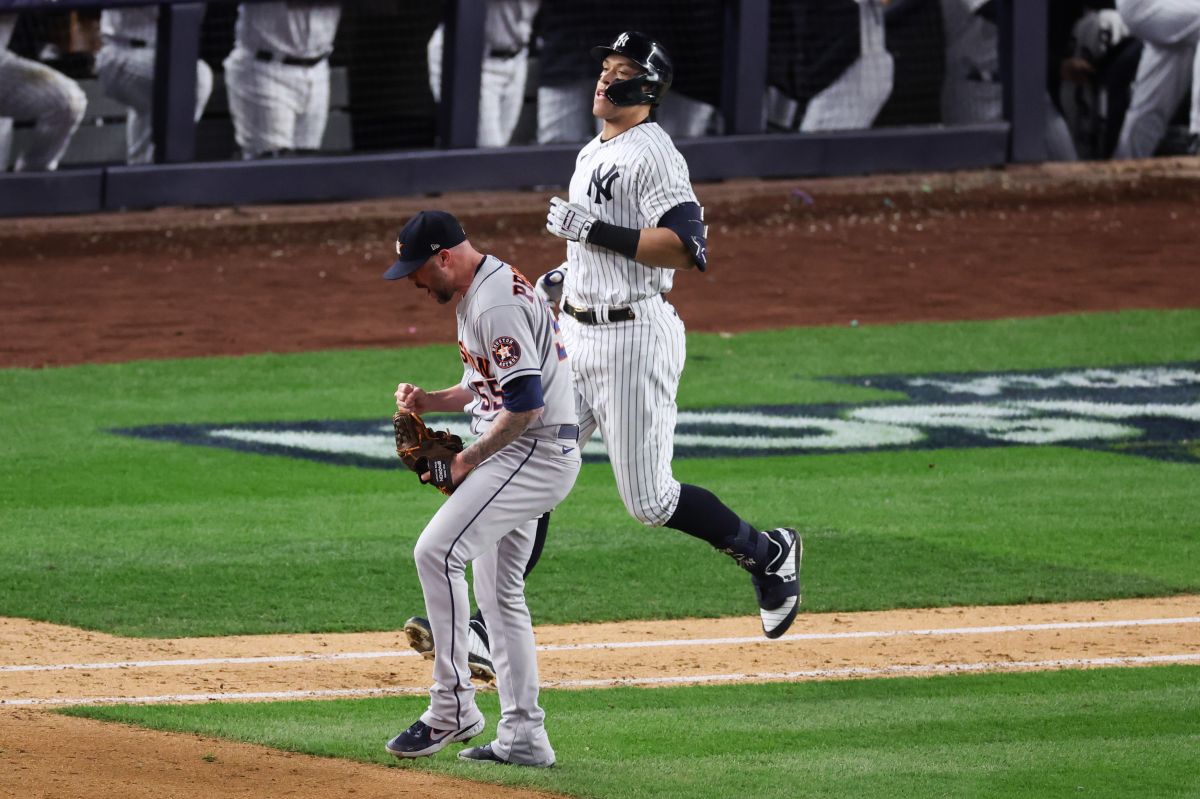 El lanzador Ryan Pressly de los Astros de Houston celebra el out final de Aaron Judge de los Yankees de Nueva York en el cuarto juego de la Serie de Campeonato de la Liga Americana. 
