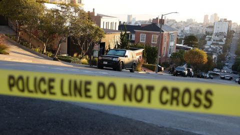 Paul Pelosi, el esposo de la presidenta de la Cámara de Representantes de los Estados Unidos, Nancy Pelosi, fue atacado violentamente en su casa por un intruso.