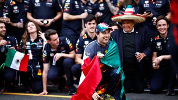 Sergio 'Checo' Pérez celebra su tercer lugar en el GP de México de Fórmula 1 2022.