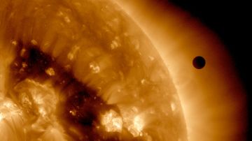 NASA capta una curiosa foto del Sol ’sonriendo’