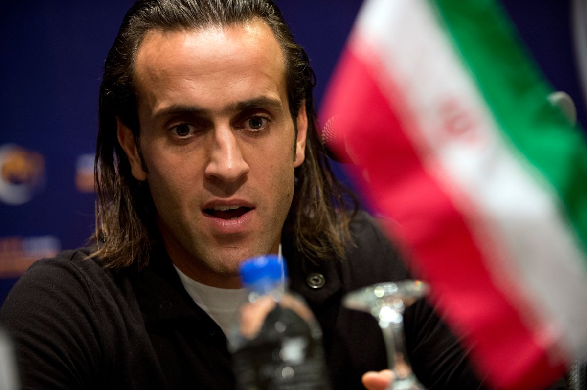 El exfutbolista iraní Ali Karimi durante una rueda de prensa . 