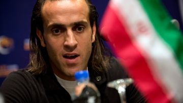 El exfutbolista iraní Ali Karimi durante una rueda de prensa .