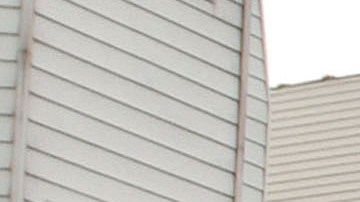 Un admirador del legendario jefe del crimen John Gotti saluda y sostiene un cartel que dice "John Gotti Forever" mientras la procesión fúnebre de Gotti pasa por el Bergin Hunt and Fish Club el 15 de junio de 2002 en Queens, Nueva York.