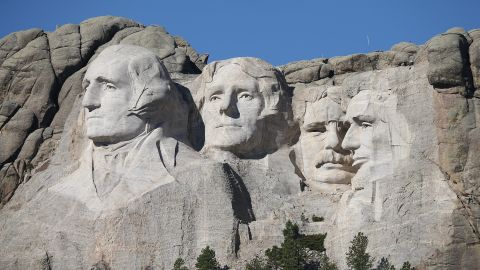 El Monumento Nacional Monte Rushmore se eleva sobre el paisaje de Dakota del Sur el 1 de octubre de 2013 cerca de Keystone, Dakota del Sur.