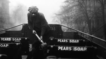 Un hombre rociando la parte superior de un autobús con un virus antigripal durante una epidemia que siguió a la Primera Guerra Mundial.