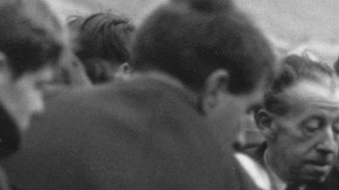 Los habitantes de la aldea minera galesa de Aberfan asisten al funeral masivo de 81 de los 190 niños y adultos que perecieron cuando un deslizamiento de tierra sepultó la escuela primaria.