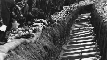Los habitantes de la aldea minera galesa de Aberfan asisten al funeral masivo de 81 de los 190 niños y adultos que perecieron cuando un deslizamiento de tierra sepultó la escuela primaria.