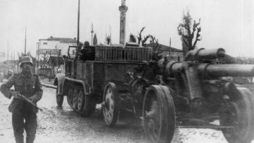 Alrededor de 1942: la artillería y la infantería alemanas ingresan a Skopje en Yugoslavia.