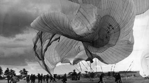 André Jacques Garnerin hizo su primer salto sobre París, Francia, con miles de personas observándolo en el parque de Monceau.