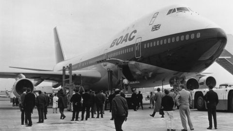 Cuatro personas a bordo del avión y aproximadamente 100 más en el edificio de apartamentos perdieron la vida en el desastre.