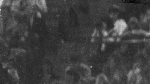 Fans en Nueva York esperando la llegada del grupo de pop británico The Beatles.