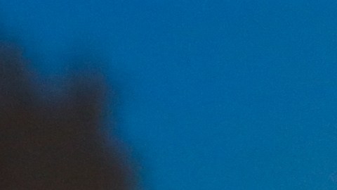 Ronaldo sostiene la Copa del Mundo.