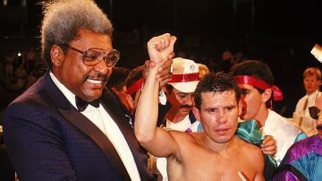 Julio César Chávez (d) tras defender su campeonato ante Lonnie Smith en 1991, acompañado de Don King (i).