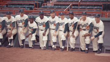 Retrato de miembros del equipo de béisbol de los Dodgers de Brooklyn posan en el banquillo, 1954.