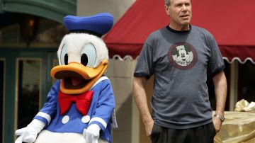 El ex CEO de Disney, Michael Eisner, y el Pato Donald asisten a la presentación de "Disneyland: Los primeros 50 años mágicos", una exhibición histórica durante la celebración del 50 aniversario de Disneyland en Disneyland Park el 4 de mayo de 2005 en Anaheim , California.