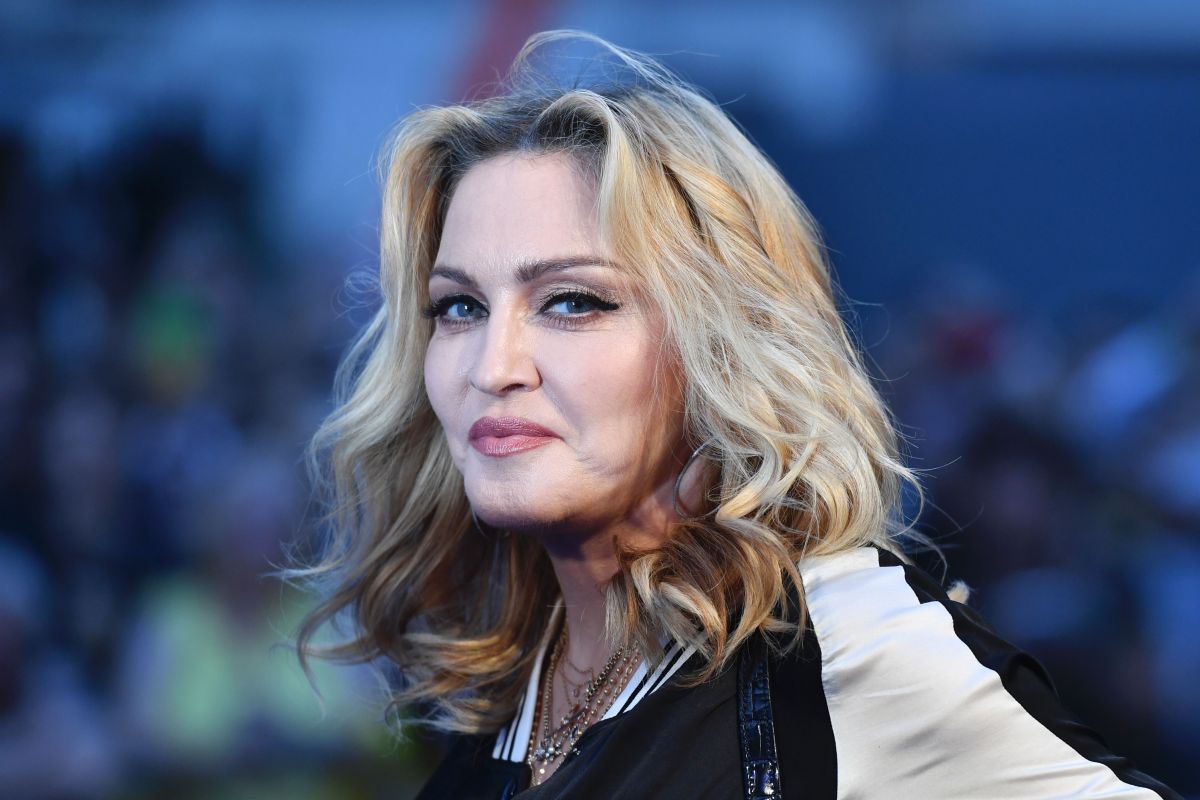 Madonna continues to experiment with her look, now she has pink hair!