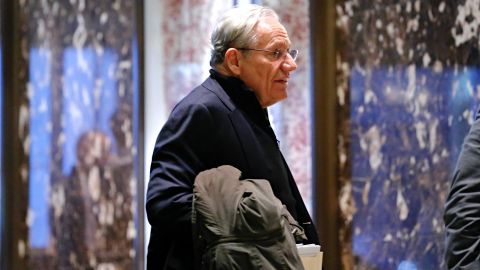 Bob Woodward llega a reunirse con el presidente electo, Donald Trump, en la Trump Tower de NY el 3 de enero de 2017.